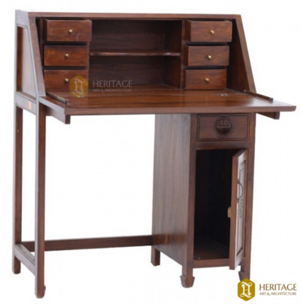 Meja belajar kayu dengan ukiran artistik